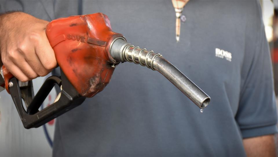 کاتب: موضوع افزایش سهمیه‌ بنزین خودروها در کمیسیون تلفیق در حال بررسی است